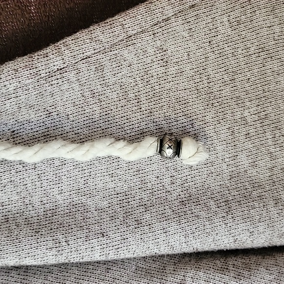 Roxy Hoodie Sweater with front pocket - Picture 5 of 6